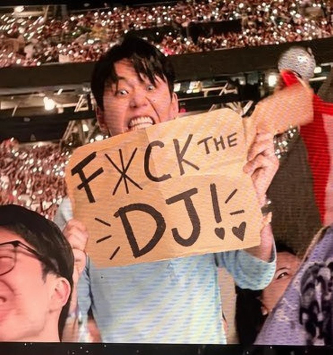 mnisamyyy's tweet photo. Fuck the DJ!
(Perdemos Heartbeat, cancela a turnê) https://t.co/26yiFRprmP