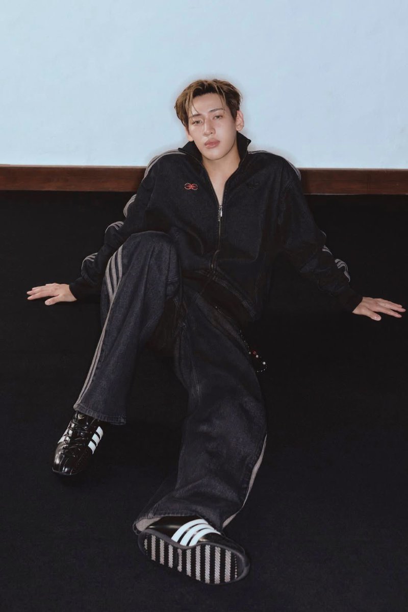 newsway_ent's tweet photo. อาดิดาส ออริจินอลส์ เปิดตัว EYES ON ME คอลเลกชันแรกในประเทศไทยที่ร่วมรังสรรค์กับ BAMBAM

อาดิดาส ออริจินอลส์ เดินหน้าสู่บทใหม่ของการสร้างสรรค์ เปิดตัวคอลเลกชัน EYES ON ME ผลงานความร่วมมือสุดพิเศษครั้งแรกในประเทศไทยกับ แบมแบม – กันต์พิมุกต์ (BamBam) ศิลปิน และไอคอนด้านสไตล์ระดับโลก ที่ก้าวจากบทบาทพาร์ทเนอร์สู่การเป็นผู้ร่วมรังสรรค์ ถ่ายทอดมุมมองด้านแฟชั่นผ่านการออกแบบที่เป็นเอกลักษณ์ พร้อมนำเสนอแนวคิดเรื่องความเป็นตัวของตัวเอง และการแสดงออกอย่างอิสระ

หนึ่งในแรงบันดาลใจสำคัญของ EYES ON ME มาจากดวงตาอันเป็นเอกลักษณ์ของ BamBam ซึ่งถูกนำมาตีความเป็นสัญลักษณ์ประจำคอลเลกชัน ผ่านโลโก้ดีไซน์คล้ายรูปดวงตาประดับคริสตัลที่สะท้อนคาแรกเตอร์ และเสน่ห์เฉพาะตัว ก่อนนำลายเซ็นของศิลปินผู้ร่วมออกแบบมาผสานเข้ากับดีเอ็นเอของ อาดิดาส ออริจินอลส์ และองค์ประกอบอันเป็นไอคอนิกอย่างลายสามแถบ จนเกิดเป็นผลงานที่เชื่อมโยงสไตล์ของ BamBam เข้ากับรหัสของแบรนด์ได้อย่างลงตัว

ไฮไลท์ของคอลเลกชันนี้เริ่มจาก แจ็กเก็ตเดนิมสีดำ และกางเกงเดนิมเข้าชุดกัน โดดเด่นด้วยโลโก้ BamBam สีแดงประดับคริสตัล พร้อมสร้อยตกแต่งกางเกงที่มาพร้อมตรา Trefoil และชื่อ BamBam เพื่อเติมลูกเล่นให้กับลุค ขณะที่ ชุดแทร็กสูทสีน้ำเงิน มาพร้อมลายเซ็นบริเวณอกทั้งสองฝั่ง และมี  “XCVII” ตัวเลขโรมันที่หมายถึงปี 1997 ซึ่งเป็นปีเกิดของ BamBam บริเวณด้านหลัง ถ่ายทอดเรื่องราวส่วนตัวผ่านรายละเอียดที่ถูกออกแบบมาอย่างมีความหมาย

นอกเหนือจากนี้ยังมี เสื้อยืดสีดำ และสีขาว พร้อมเข็มกลัดลายเซ็น BamBam สำหรับใช้ตกแต่งเพิ่มเติม รวมถึง กางเกงขาสั้น และหมวกเดนิมสีดำ ที่นำภาษาการออกแบบของ EYES ON ME มาปรับใช้กับไอเท็มหลากหลายรูปแบบ เปิดโอกาสให้แต่ละคนสามารถนำไปมิกซ์แอนด์แมตช์ และสร้างสไตล์ของตัวเองได้อย่างอิสระ

พิเศษสำหรับสมาชิก adiClub ที่ซื้อสินค้าจากคอลเลกชัน EYES ON ME รับฟรี แผ่นรีดดีไซน์พิเศษจาก BamBam จำนวน 1 ชิ้น เมื่อมียอดซื้อครบ 1,500 บาท หรือรับ 2 ชิ้น เมื่อมียอดซื้อครบ 2,500 บาท พร้อมให้ลูกค้าทุกท่านเลือกซื้อ BamBam Pin ในราคา 650 บาท

นอกจากนี้ ลูกค้า 30 ท่านแรกที่มียอดซื้อครบ 10,000 บาท ณ ร้านอาดิดาส แบรนด์เซ็นเตอร์ สาขาเซ็นทรัลเวิลด์ รับกล่องของขวัญสุดเอ็กซ์คลูซีฟพร้อมการ์ดลายเซ็น BamBam

พบกับคอลเลกชัน EYES ON ME ในวันเสาร์ที่ 17 ตุลาคม 2569 ในราคา 1,100 – 4,600 บาท ที่ร้านอาดิดาส แบรนด์เซ็นเตอร์ เซ็นทรัลเวิลด์ ร้านอาดิดาส ออริจินอลส์ ทรงวาด รวมถึงช่องทางออนไลน์ที่ https://t.co/Fl4kT0698E, แอปพลิเคชัน adidas และ Line @adidasThailand

#BamBam #뱀뱀 #แบมแบม
#adidasxBamBam 
#EYESONME
#adidasOriginals