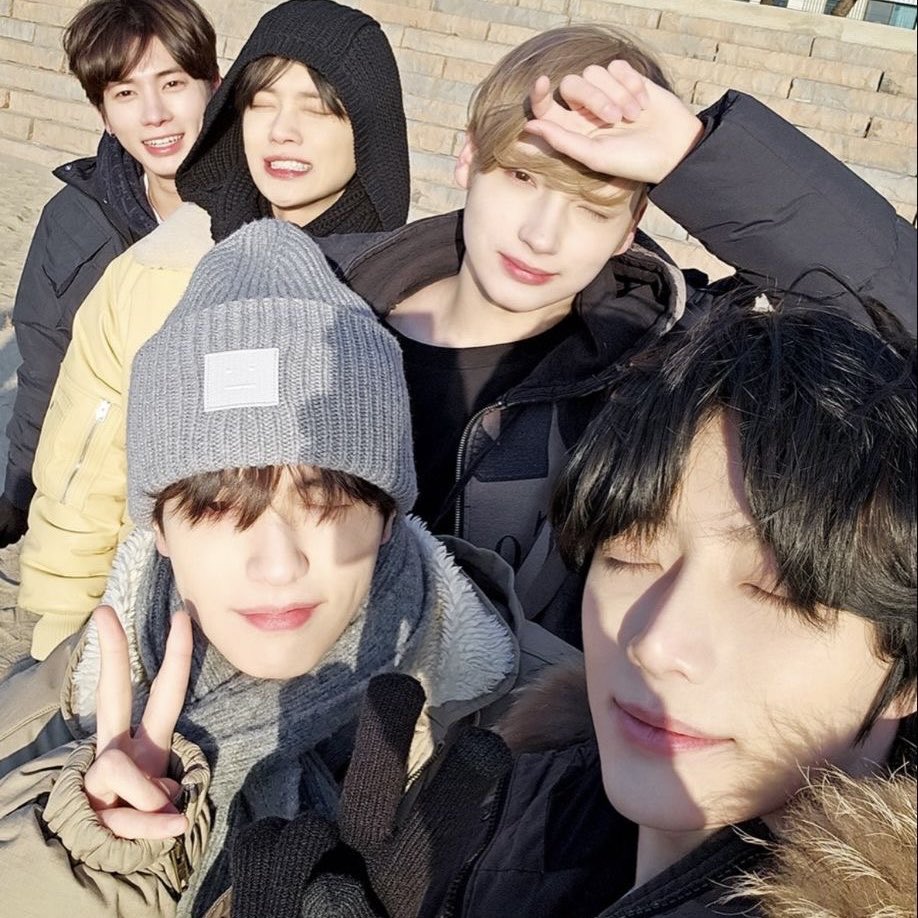 sakurlvr's tweet photo. I VOTE #TOMORROWXTOGETHER FOR #2026MAMAVOTE!! 🤍

1 rt = 1 vote! https://t.co/u8dpfb2WxA