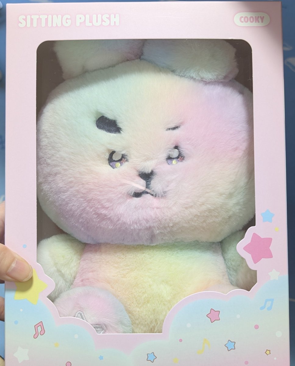 Armyarmy711's tweet photo. BT21のPOP-UPストアが期間限定で開催してたので行ってきた〜😁
そしてオーロラのクキぬいを買いむしゅめはアルジェのぬいです😆
箱から出せないぐらい可愛い💜 https://t.co/QWSSZNcTLA