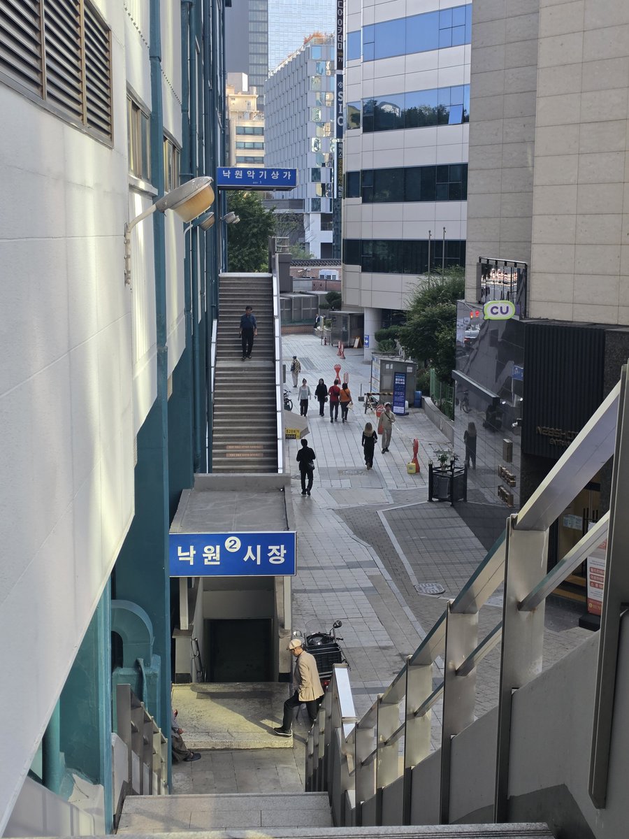 l_i_i_l_i_i_i_'s tweet photo. 아니 낙원상가 왔는데 높이 실화냐 최정요 어케 뜀 https://t.co/jkql0l3SRr