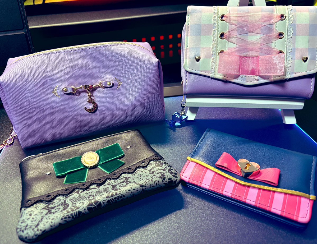 chitominz's tweet photo. アイカツお出かけセットとしてLoVEMOONRISEのポーチ、MapleRibbonのお財布、LoLiGoThicのティッシュケース、DreamyCrownのパスケース用意してプレバンでバインダーも頼んだし。でも最寄りのゲーセン軒並み全滅。どういうことなんよ💢💢💢 https://t.co/6T6BMSzOhM