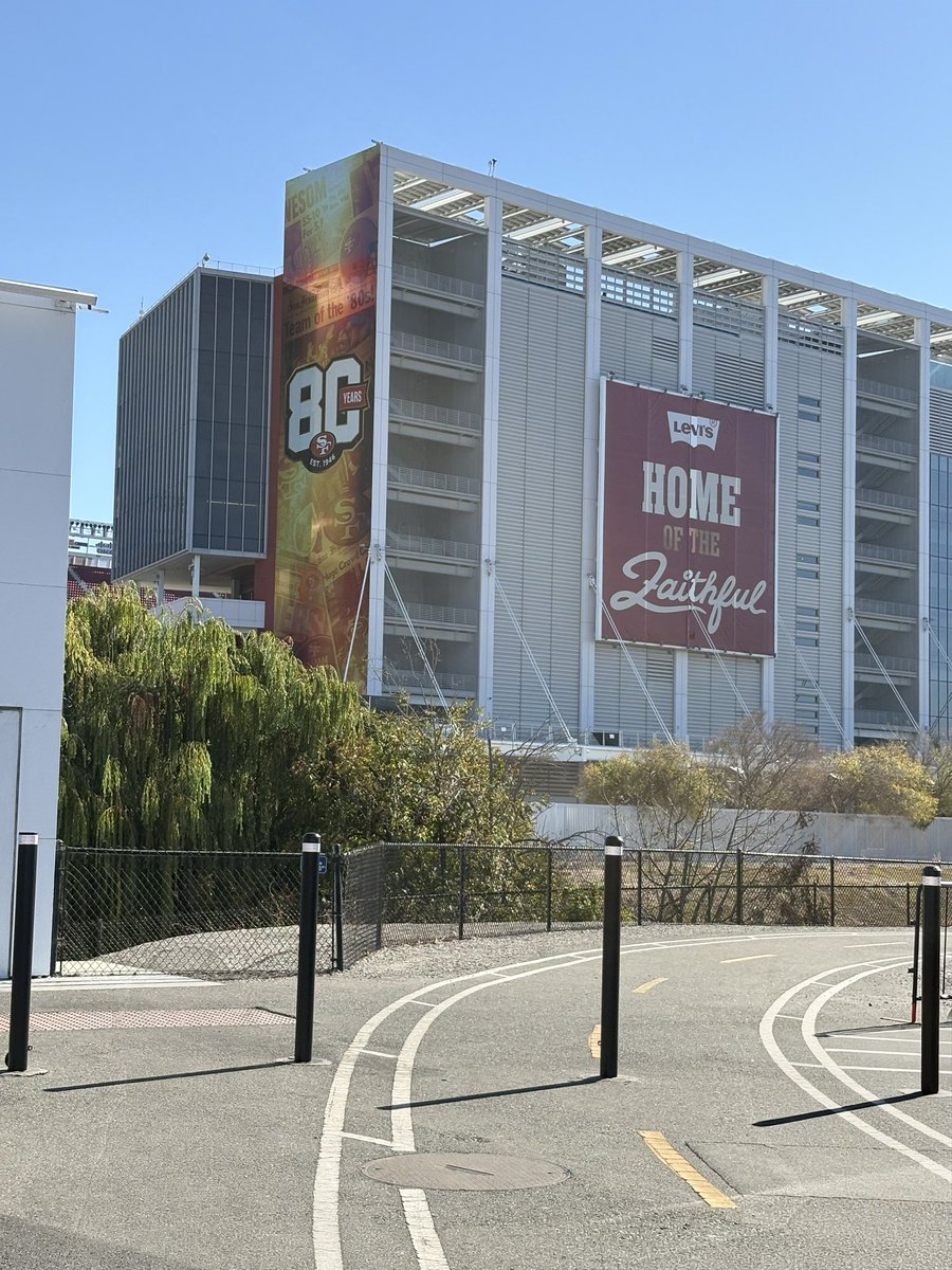 AlmaaChulaaxo's tweet photo. Levi’s Stadium Is So Beautiful ❤️💛😍 #FTTB https://t.co/XHHvwJWsdQ