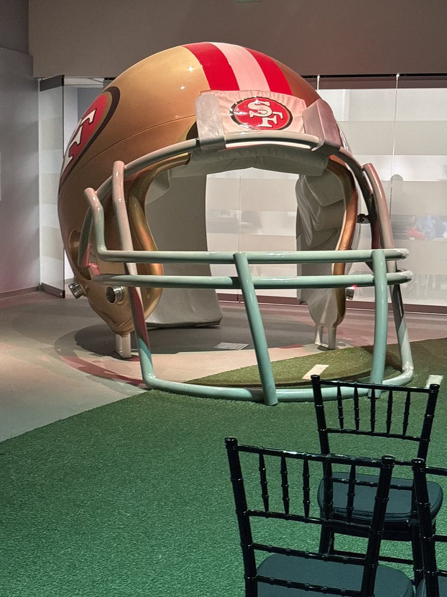 AlmaaChulaaxo's tweet photo. Levi’s Stadium Is So Beautiful ❤️💛😍 #FTTB https://t.co/XHHvwJWsdQ