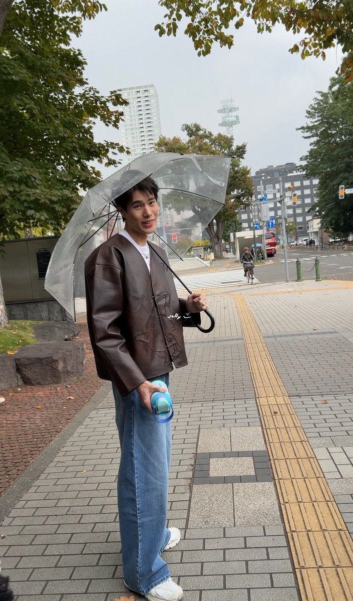 youwithrose's tweet photo. Phuwin and umbrellas are always my fav genre ✨️ https://t.co/yv29D01ZDE