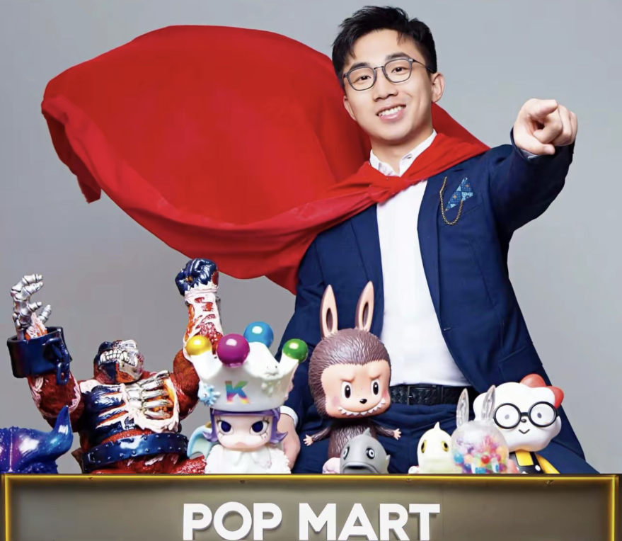 LuBtc888's tweet photo. 身价千亿的泡泡玛特创始人王宁，提出过一个很牛逼的观点，这也是未来五年众多高利润行业的核心逻辑。

他举了这样一个例子：

千万富翁出门忘记关掉家里水龙头，一天浪费30元水费，依旧会觉得心疼。

这笔钱数额不大，但内心会觉得别扭。

可小区里的景观喷泉全天开启，每日成本至少300元，却没有任何人觉得可惜。

背后的原因很简单：水龙头对应的是实用价值，人们对实用类的成本十分敏感，习惯反复计算得失。

而喷泉提供的是情绪价值，视觉上赏心悦目，让人觉得舒心，大家便不会去核算它的成本。

由此得出结论：情绪价值，远比实用价值更值钱。

什么是情绪价值？可以看一个带货案例。

这是学员优化前的香水带货视频：一瓶5升装香水，售价三十多元，可以使用半年，是大牌同款香型。

整段话术只突出性价比、耐用度，全部都是产品参数。

观众听完心里只会产生疑问：三十多块的产品，品质能靠谱吗？

优化之后的带货文案完全换了思路：这款香水我喷过一次，约会时对方直接乱了分寸，目光一直落在我身上，连说话的语气都变得温柔。

调整后的视频发布一周，卖出五千多单，单条视频佣金，超过他过去一整年的收入。

同样一款香水，前后效果差距巨大。

优化前，反复强调低价、大容量、大牌平替，句句都是产品实用参数。

商家以为是为消费者着想，可用户会不断权衡、犹豫，可选择的替代品也很多。

优化后的版本，全程不提价格、不讲成分，只描绘场景与感受。

喷上它去约会，会自带吸引力，让人心生好感。
用户脑海里会直接浮现画面，被情绪带动，直接下单。

我们卖给用户的，从来不是一瓶香水，而是约会时自带吸引力的底气。

讲产品参数，用户就会开始比价算账，传递情绪价值，才会促使用户当下买单。

两套话术的差距，不在于香水配方，而在于能不能给用户传递情绪感受。

参数只会让人精打细算，情绪才能驱动消费。

未来五年，谁能把情绪价值融入生意，谁就能赚到更多收益。

看懂这条逻辑的人，已经开始优化自己的产品话术了。