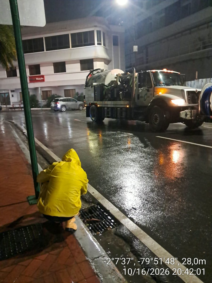 MuniSamborondon's tweet photo. El personal de @AmaguaCEM supervisa el estado de los sumideros en diferentes sectores. 

👷🏼‍♂️ Al momento no se reportan novedades en el sector Diana Quintana. 

📲 Mantente informado en nuestros canales oficiales. 

#FenómenoElNiño #Samborondón https://t.co/847xmgjBvL
