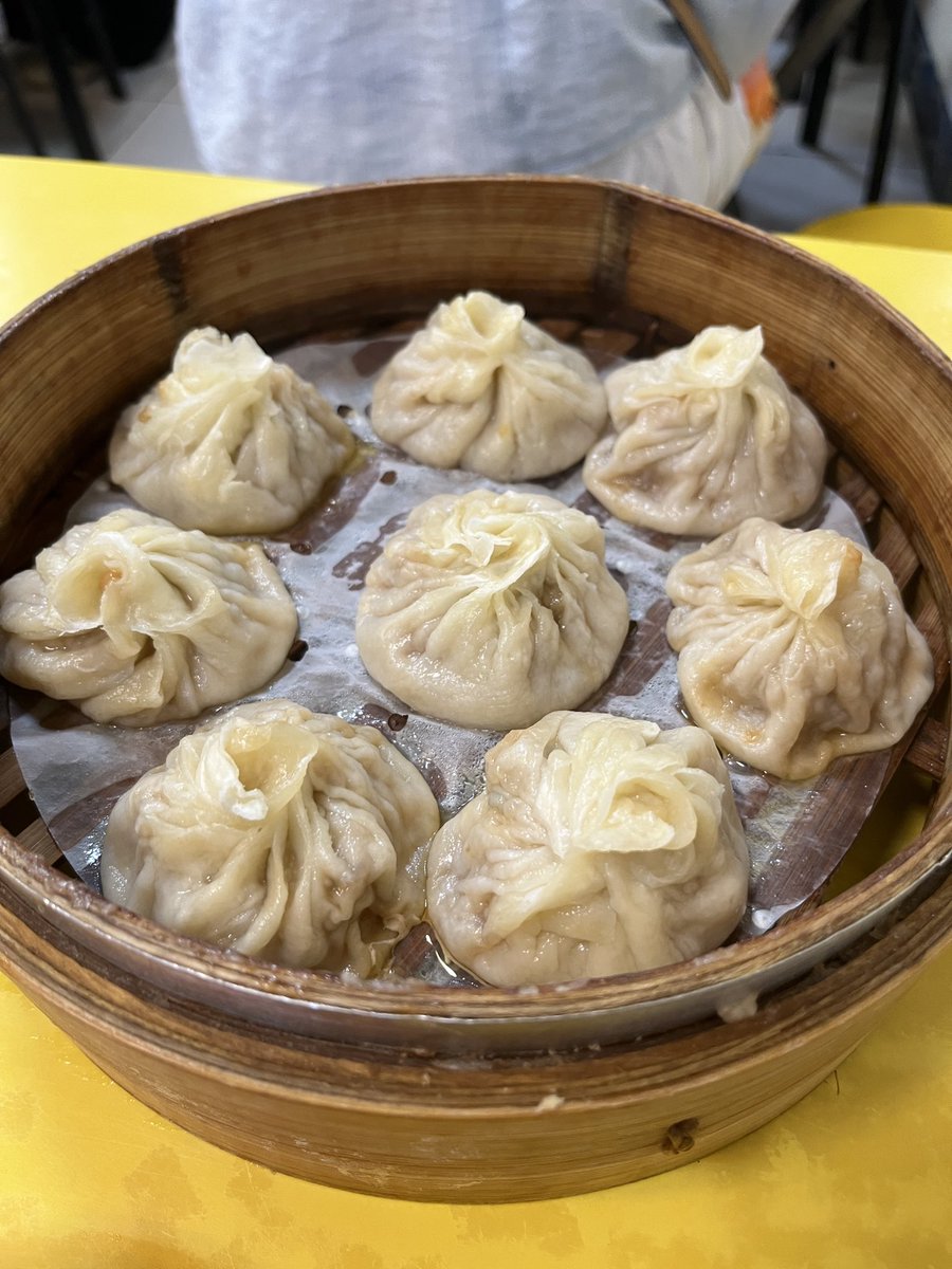 HigeVoyager's tweet photo. 朝食を食べに #世界豆漿大王 に潜入

YouTuber #台湾グルメのゾロ さんが紹介してくれてた日本語が通じる店、来た時は行列は少ないが出たらいいかなり増えた😳

鹹豆漿などを注文。そして #小籠包 を持ち帰りで頼んだが店員さんとの行き違いで店内で出された。持ち帰りにしてもらい。公園でビールと😋 https://t.co/NqXmPFGMhO