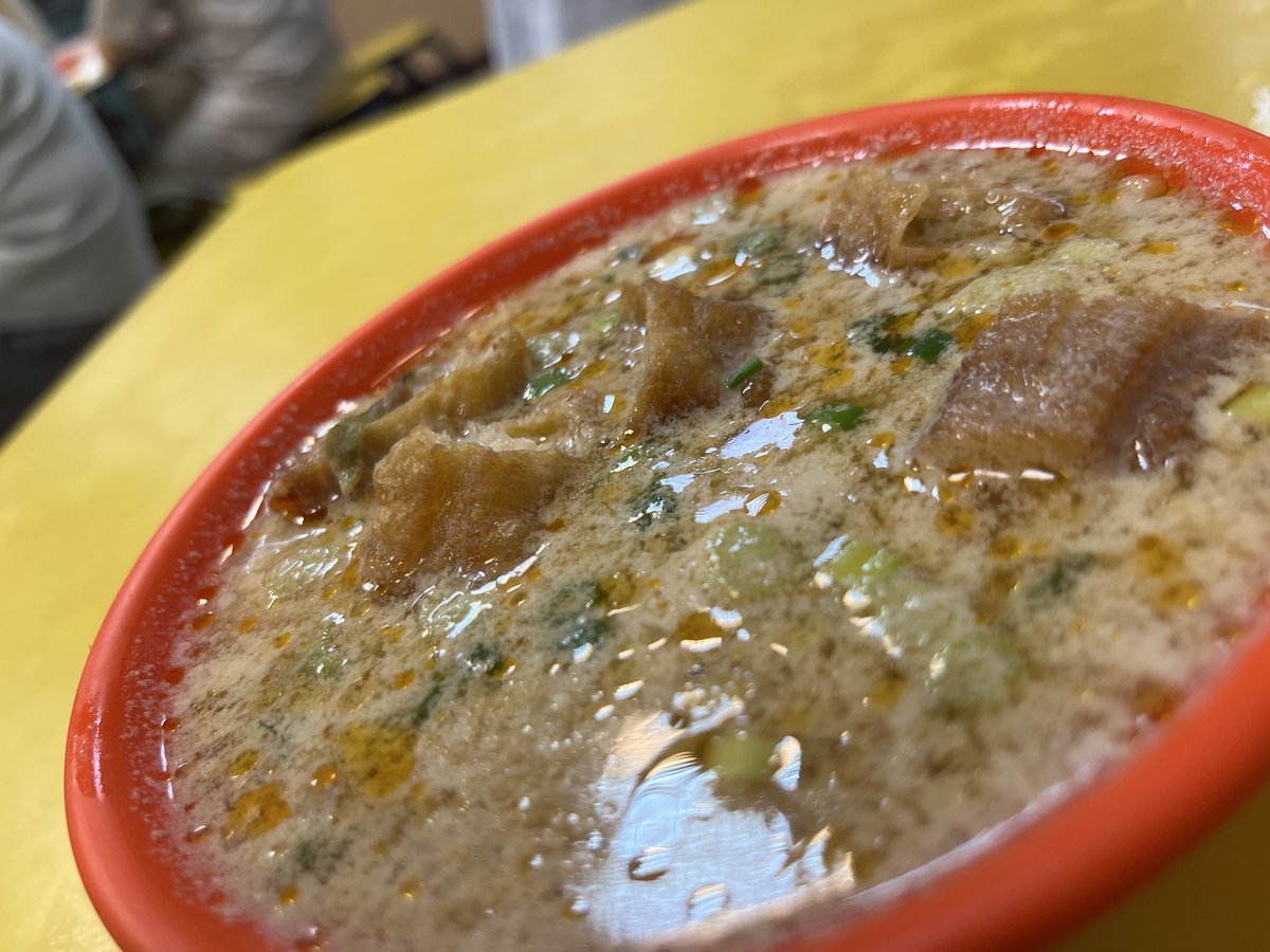 HigeVoyager's tweet photo. 朝食を食べに #世界豆漿大王 に潜入

YouTuber #台湾グルメのゾロ さんが紹介してくれてた日本語が通じる店、来た時は行列は少ないが出たらいいかなり増えた😳

鹹豆漿などを注文。そして #小籠包 を持ち帰りで頼んだが店員さんとの行き違いで店内で出された。持ち帰りにしてもらい。公園でビールと😋 https://t.co/NqXmPFGMhO