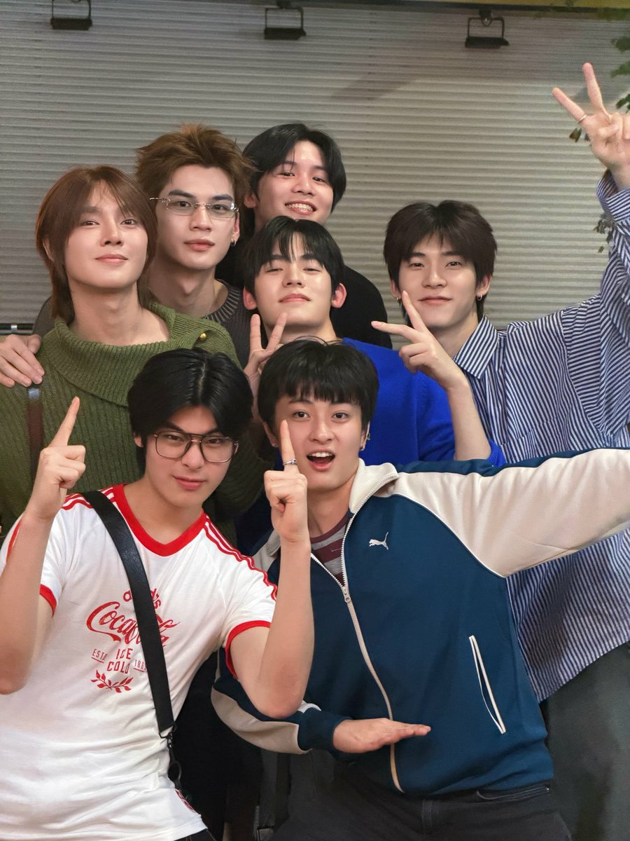 2TEEPH's tweet photo. Sending lots of energy to the Duang gang for today's fansign!  Fightinggg everyone! 🎨🎸

#DuangFansignInJapan https://t.co/pQMYhDlMfJ