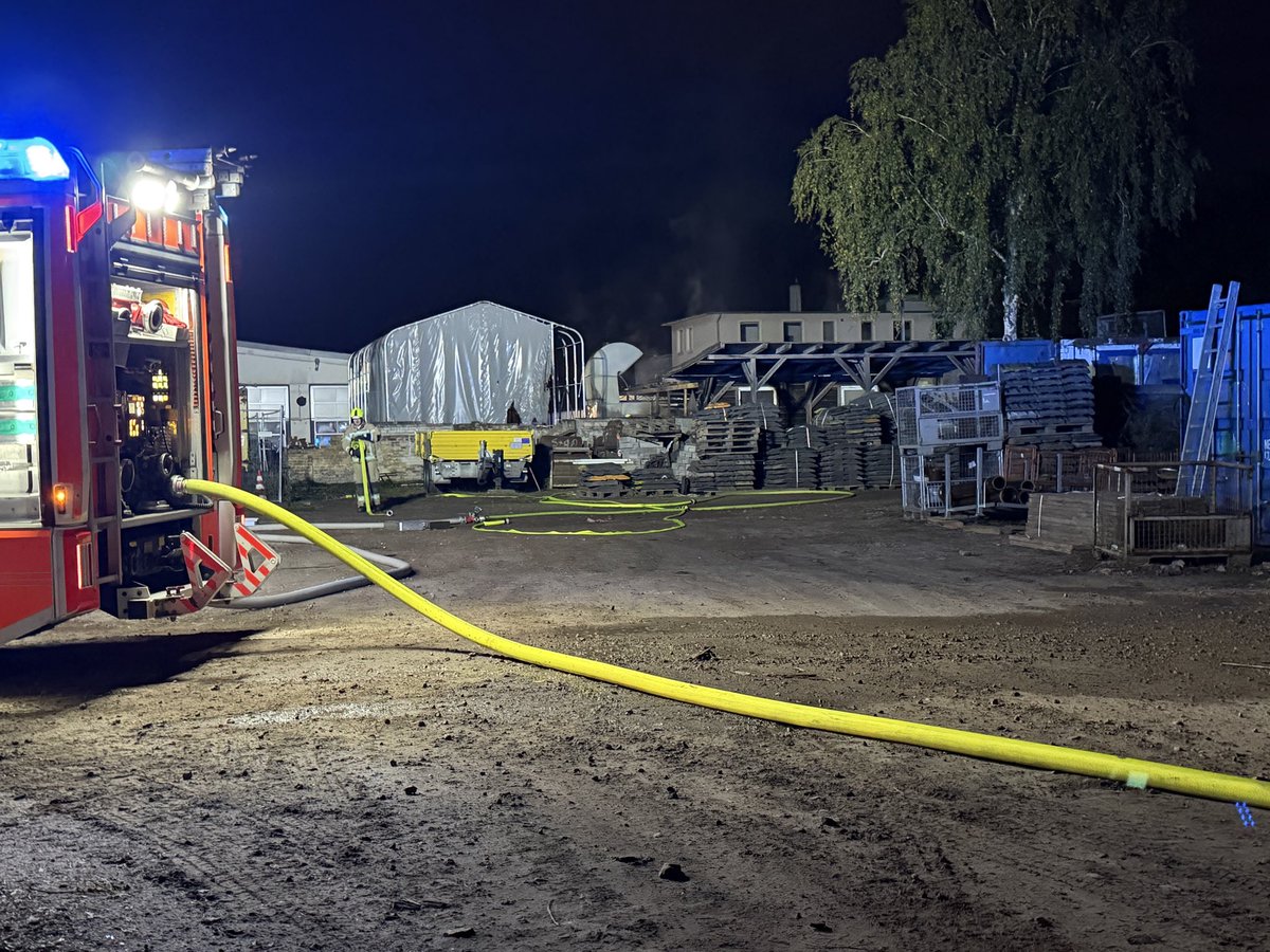 PolReporter's tweet photo. #Berlin #Charlottenburg - Brand auf Firmengelände, vermutlich Fahrzeuge in Flammen, Brand schnell gelöscht, niemand verletzt, Polizei ermittelt zur Brandursache https://t.co/A9n4wiMFcs