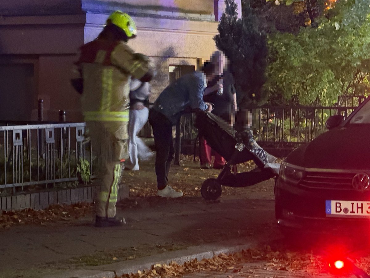 PolReporter's tweet photo. #Berlin #Moabit - Brand in einer Wohnung, mehrere Personen in Sicherheit, Brand schnell gelöscht https://t.co/XKnhvhhFX7