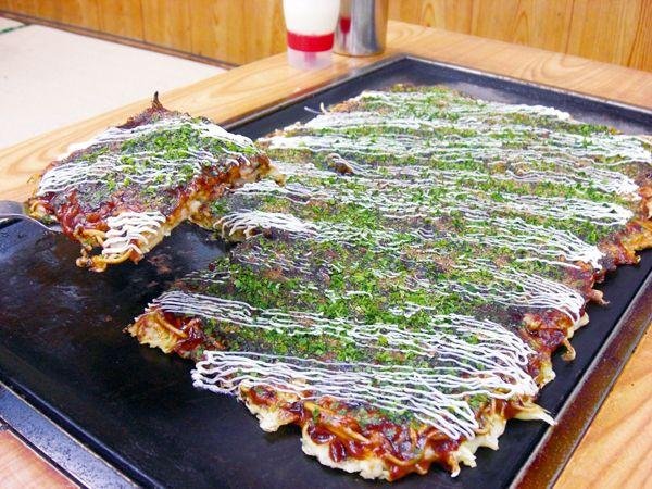 fmfmhnn's tweet photo. 小さい頃からこのお好み焼き食うてる地域性なのでピザ切りとかいう発想すらなかった。(多分地元が特殊) https://t.co/m9WyxRaq0Y