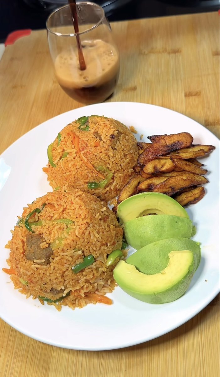 Femi_Bensonn's tweet photo. Sunday enjoyment doesn't need a crowd. Good food, old-school highlife and a phone on silent. The only meeting I'm accepting today is with a plate of jollof. What song belongs on this playlist? https://t.co/WiwHVG4XA0