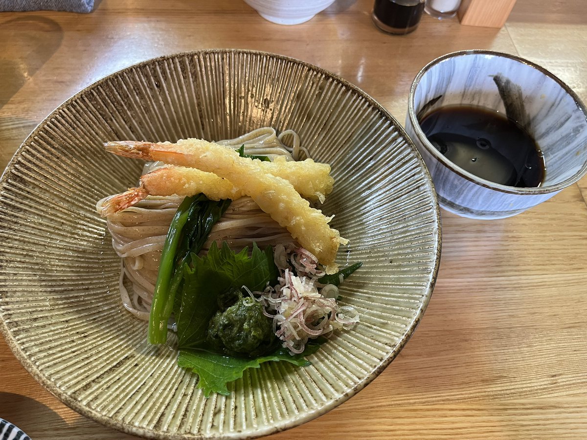yuruyukito's tweet photo. 麺 㐂色 
小麦つけそば〜海老天添え〜
葱チャーシュー丼
焼売

いつもはそば(ラーメン)だけどこれはそば(蕎麦)
麺だけで啜ると小麦の香りがすんごい
茗荷とワサビ海苔の薬味も最高
プリップリの海老天はそのまま食べてもつけ汁に浸けて食べても美味しい
葱チャー丼は普通に殿堂入りです https://t.co/oMOLLrvkVb