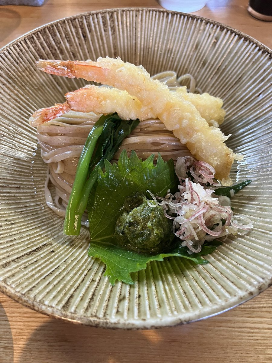yuruyukito's tweet photo. 麺 㐂色 
小麦つけそば〜海老天添え〜
葱チャーシュー丼
焼売

いつもはそば(ラーメン)だけどこれはそば(蕎麦)
麺だけで啜ると小麦の香りがすんごい
茗荷とワサビ海苔の薬味も最高
プリップリの海老天はそのまま食べてもつけ汁に浸けて食べても美味しい
葱チャー丼は普通に殿堂入りです https://t.co/oMOLLrvkVb