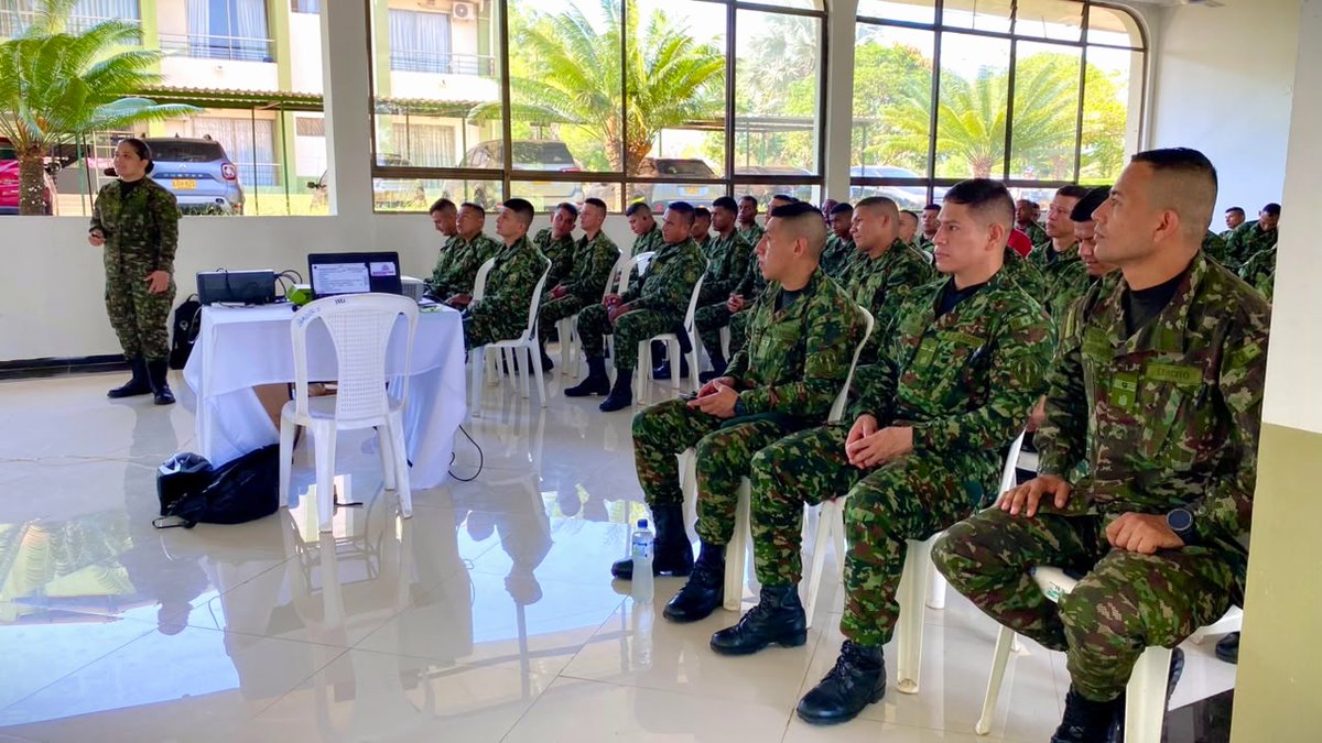 ftc_omega's tweet photo. En el Cantón Militar Suroriente, en San José del #Guaviare, personal de la Fuerza de Despliegue Rápido N.º 11 del @COL_EJERCITO participó en una jornada de capacitación orientada a fortalecer los conocimientos jurídicos y el compromiso institucional.

En articulación con la @PoliciaColombia, se abordaron temas relacionados con el Código de Infancia y Adolescencia, conflicto armado interno, recuperación de menores de edad y Derecho Internacional Humanitario, contribuyendo a una actuación cada vez más profesional, responsable y acorde con la normatividad vigente.

#RespetamosDDHH