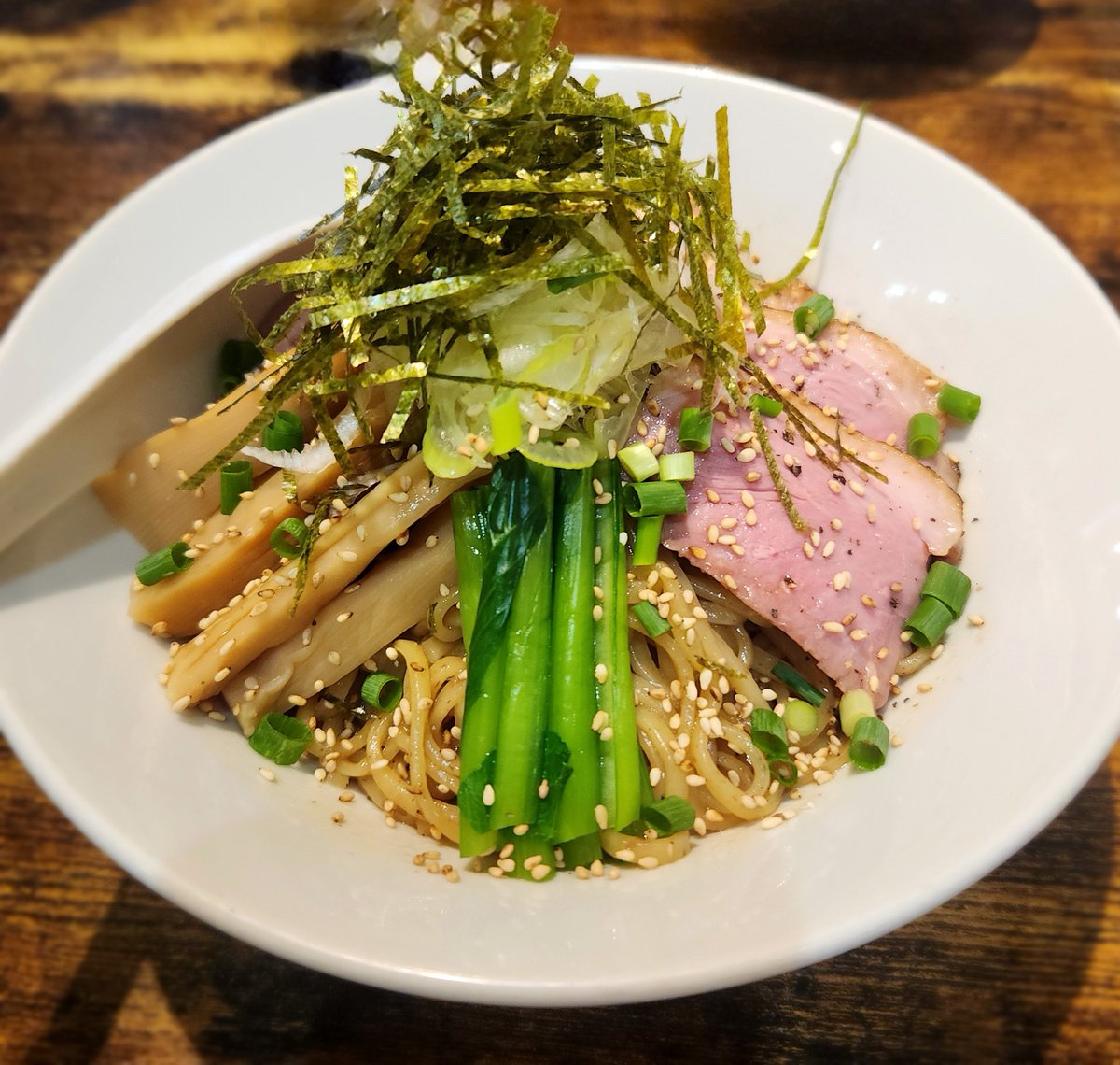 810_LUSH's tweet photo. 麺屋 上々@蔵前
鴨油まぜそば(大盛)
鴨ロース・メンマ
鴨つけそば細麺(並盛)
えびワンタン
青唐辛子 https://t.co/4GZcNrscmQ