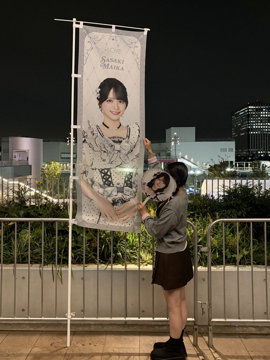 corupazyalight's tweet photo. 2days無券でしたが、北海道から東京いきました🗼
(写真撮ってくれたお兄さんありがとうございます🙇🏻‍♀️)
グッズ買えて満足😖スクイーズデビューしました🫶🏻
キーホルダー2/2舞香ちゃんで嬉しかった。ミニボストンも買ってしまった！帰り飛行機乗る時の荷物どうにかしなければ🤣 https://t.co/3ahNGKcvnw