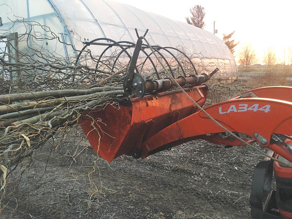 FarmShow's tweet photo. Quinton Tschetter’s five-tine passive grapples drop in place when he tips his loader bucket. Raising them is as simple as pulling on a rope. He says the Poor Man’s Grapples work even better than his first brush grabber (Vol. 45, No. 3) that used a length of railroad rail on chains to retain material in his 4-ft. wide loader bucket. These grapples are lightweight dump rake tines. https://t.co/ENEHrfSWTs