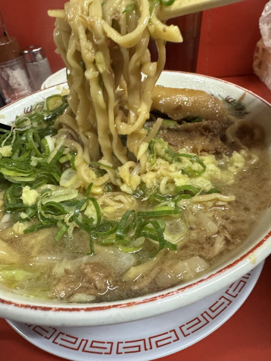 ehYC3Dxc80go7YU's tweet photo. ラーメン二郎　京都店
ラーメン　豚マシ　九条ねぎ　卵　生姜　 N mm A     半年ぶりにデフォいただきました　やっぱ原点めっちゃ美味しかったです 😋　豚🐷今日は柔やわ〜　生姜👍　大変美味しくいただきました　ご馳走さまでした♪ https://t.co/YAgXsPvoDd