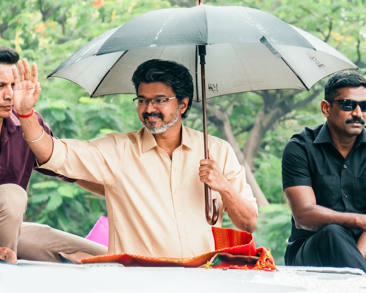 TvkDigitalArmy's tweet photo. MGR aparam VIJAY summa va sonnanga ♥️ https://t.co/RfGuDlDqVd