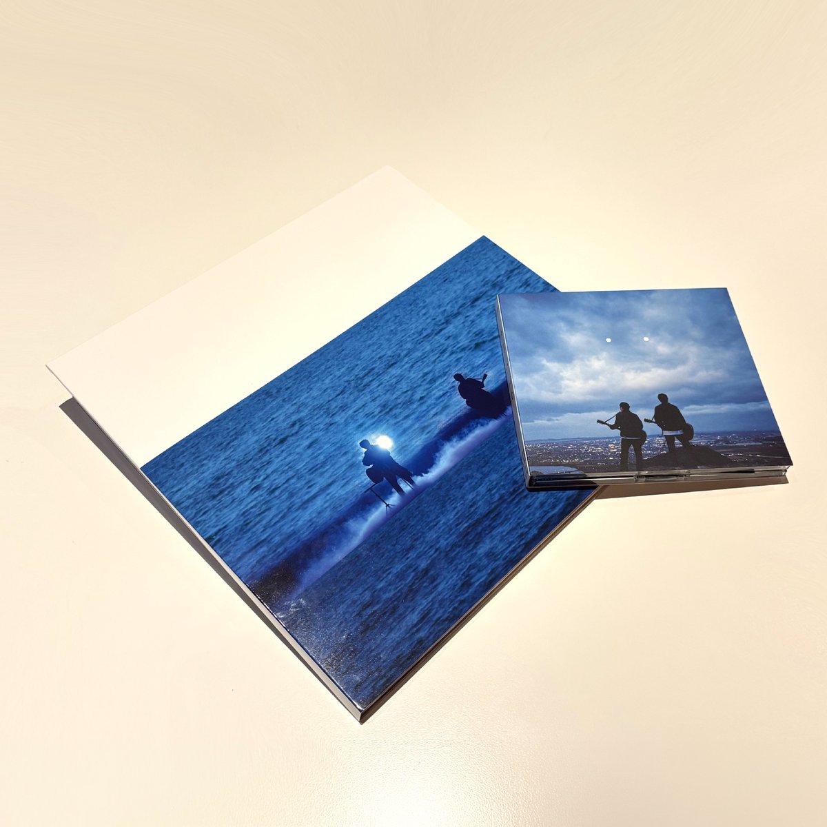 yuzu_official's tweet photo. ￣￣￣￣￣￣￣￣￣￣￣￣
　 ゆず Blu-ray & DVD
 　「LIVE FILMS 心音」
＿＿＿＿＿＿＿＿＿＿＿＿

完全受注生産となる同作品は、
豪華スペシャルパッケージ仕様📀

CDアルバムと並べると、
迫力のあるパッケージの大きさと
「幾重」のライブシーンを切り取った
印象的なデザインとなっています���

さらにライブ本編は、日テレプラス放送時に
カットされた映像を含めた再編集版を収録⚡️

【特典映像】
"心音" Tour After Interview

【封入特典】
・限定ライブフォトステッカー5種
・新聞広告デザインポスター

【YUZU Official Store購入特典】
・撮り下ろしカット クリアファイル（A4）

受注期間は10月25日(日)23:59まで。
是非お求めください。

https://t.co/sEFsuEgrAQ

#ゆず弾き語りツアー心音