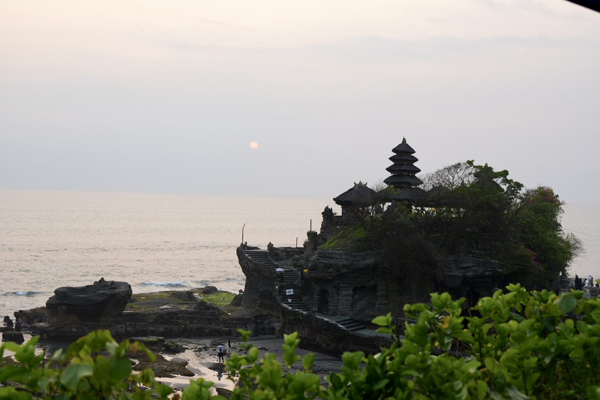 datta_ias's tweet photo. Sunset on the temple on the shore. https://t.co/9Jalys0EaL