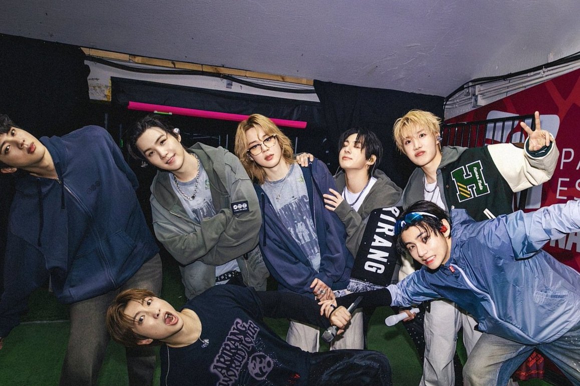 fluffkkyu's tweet photo. everybody jolly as hell while jimin is just serving face https://t.co/Y46m8NIReu