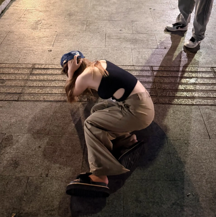 Curieuse__'s tweet photo. 和兄弟去外边觅食，在酒吧里搭讪了一个妹妹最后拼桌到了一起，嗨了半宿最后看时机成熟偷摸把yao下在她的酒里，兄弟提议去吃夜宵，刚出门妹妹就站不住了，我和兄弟交换了眼色直接把她带去酒店好好疯狂了一夜 #迷玩 #迷奸 #睡奸 https://t.co/B3WfPSg74P