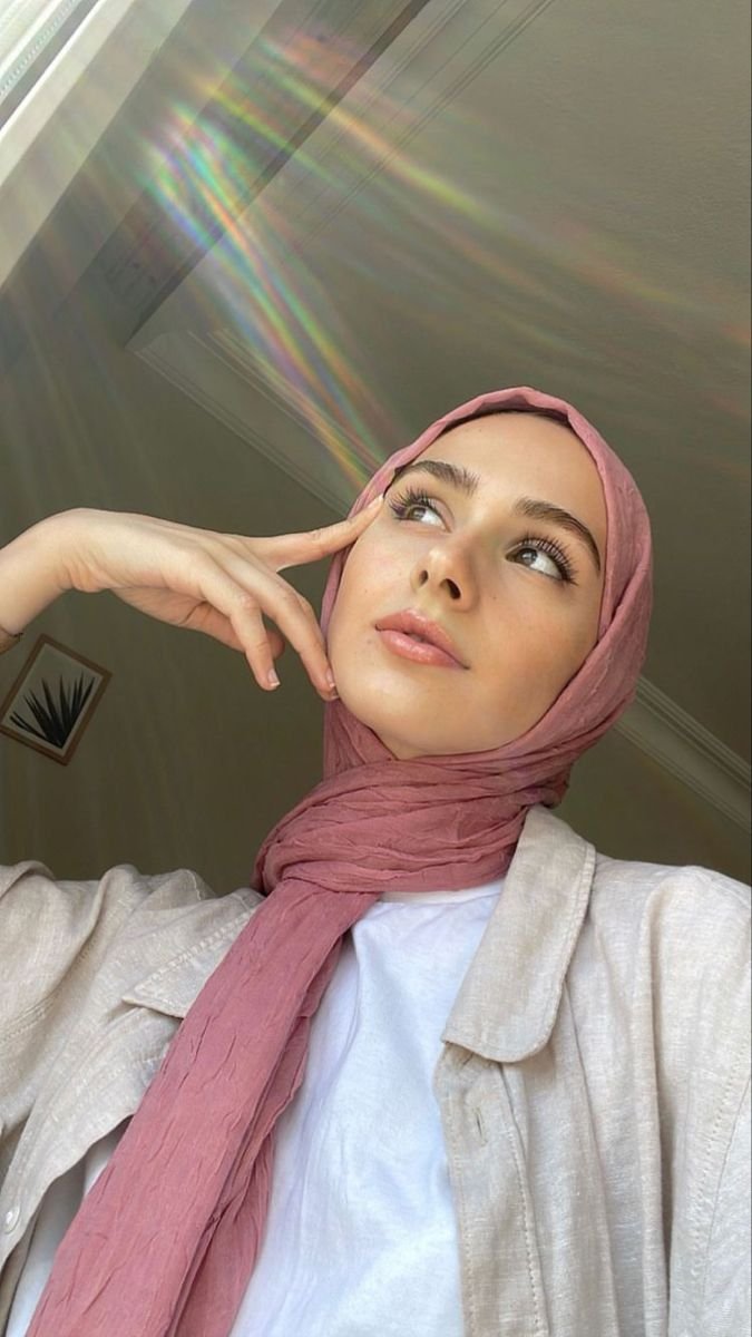 fh95az's tweet photo. وأنا يا حبيبي،
لا أريد من الدنيا سوى أن أكون تلك المرأة؛
التي كلّما اشتد عليك العالم،
عدتَ بين ذراعيها طفلًا مدلّلًا لا يخجل من حاجته إلى الحبّ....

#صباح_الخيـر 
#خواطر https://t.co/UkKMbch0Pt