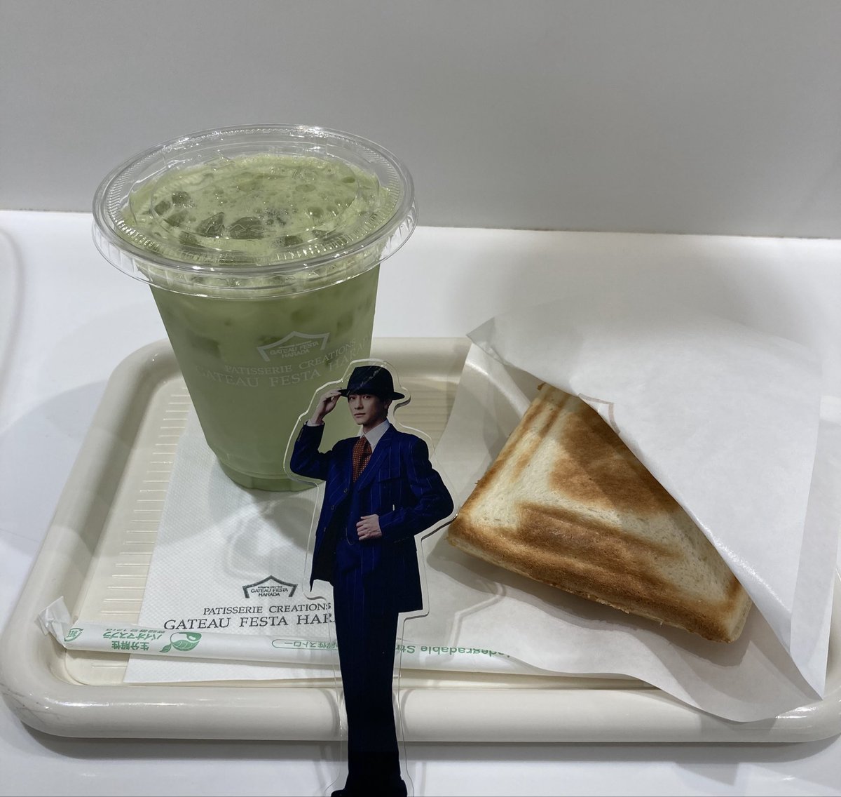 mimifuku2000's tweet photo. 英国紳士とホットサンド&amp;抹茶ラテ

東京駅は朝から賑わってました。
次はラスクを買いに行こうかな。 https://t.co/XYU46PH226