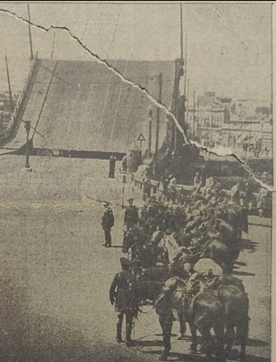 jpkrysko's tweet photo. Se cumplen 81 años. Es la mañana del 17 de Octubre de 1945 y ante una orden, el Puente Pueyrredón de acceso desde Avellaneda a la ciudad de Buenos Aires es levantado para impedir el paso de manifestantes que iban en apoyo de Perón. Cruzarán de todos modos. Feliz Día de la Lealtad https://t.co/aECHh4Qasl