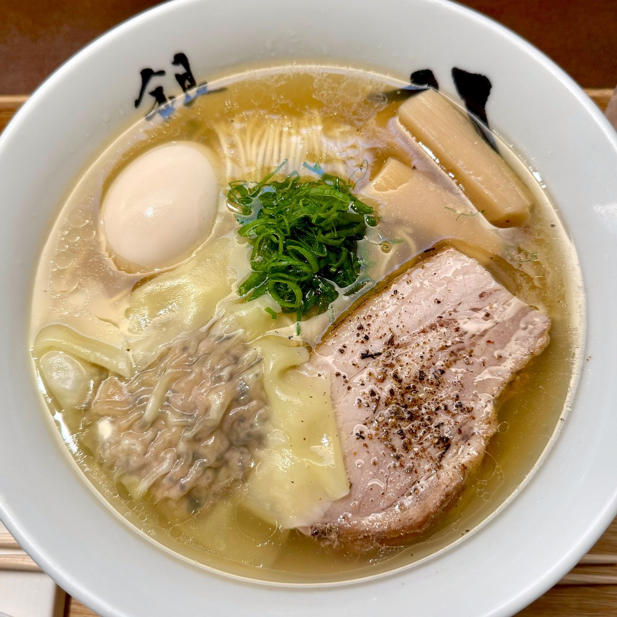harapecooh29's tweet photo. 銀座 八五 @東銀座
ラビオリグルマンディーズ中華そば¥2200

コンソメのような味わいのスープは八五さんならではの唯一無二のエレガントな美味しさ！ラビオリを割るとトリュフとフォアグラがスープに溶け出してラグジュアリーにグレードアップ！細麺は繊細でお肉は分厚く柔らか！ご馳走様でした！ https://t.co/04SGidSr35