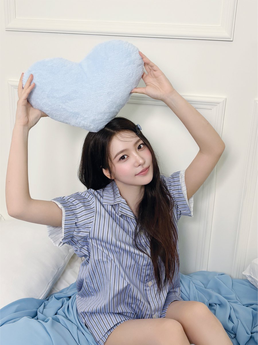 RVsmtown's tweet photo. VELVET REMEDY — 5 STEPS TO MEND A HEART
05 : YERI | REASSEMBLE
Put the pieces back together and welcome a new day. Let the little worries float away.

#2027SEASONSGREETINGS #RedVelvet https://t.co/7GFWcbFQvz