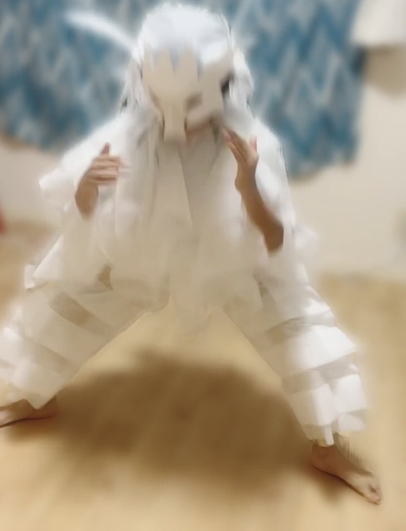 omichimai's tweet photo. ケン兄さんがカッコよかったから
ハロウィンにむけて
白い鬼？白い龍？
の衣装を作ってみた。

街からマスクが消えた日
不織布のキッチン用ゴミ袋を
山程買ってきてマスクを作った。

その残りの不織布で
鬼を作った。 https://t.co/CswOn3n0Cw