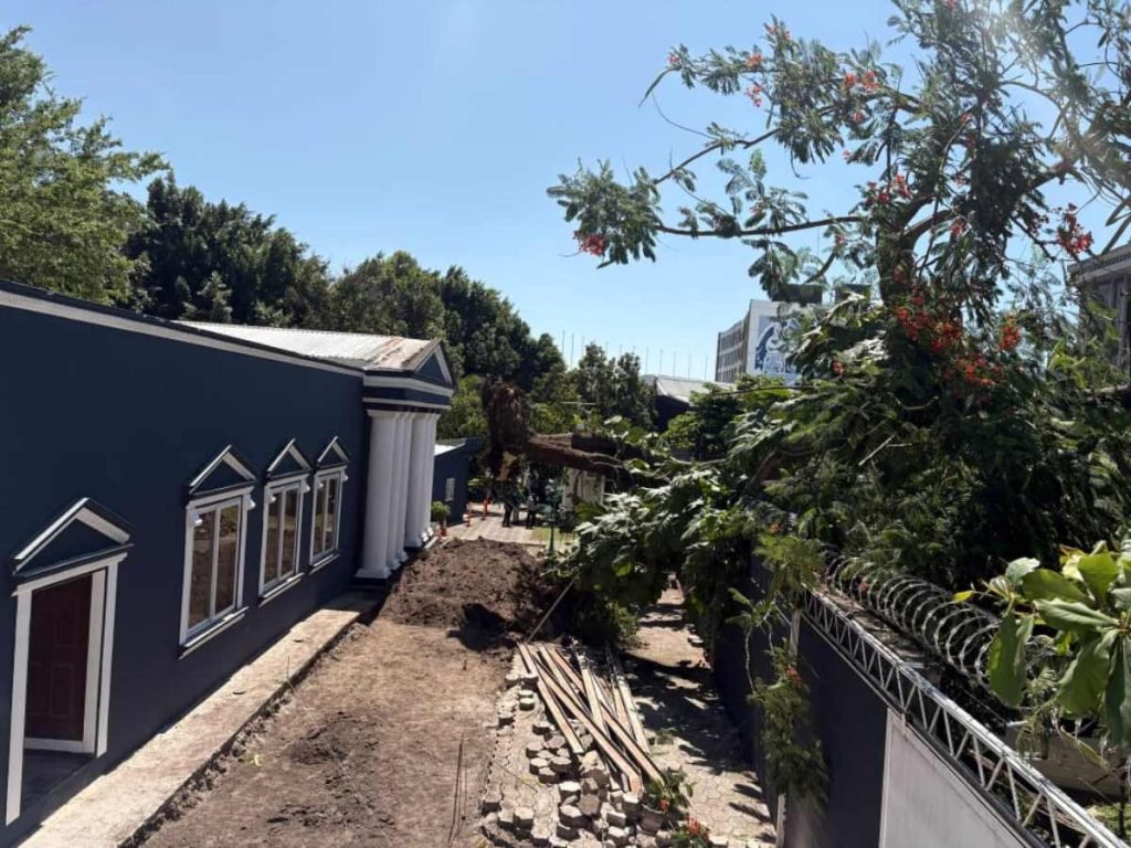 GersonEnris2's tweet photo. @RolandoCastroSv Que irresponsabilidad de la empresa no haber tomado medidas de seguridad maximamente que se dedican a la construcción. https://t.co/OdCObwgld2