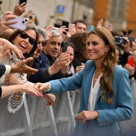 RobinLynnKing2's tweet photo. #PrincessOfWales #Fashion #Catherine  
Italy says ciao to Princess Catherine  on her first overseas trip since illness .  May 2026  
Some large Crowds , Cornflower Blue Pant Suit by Edeline Lee.
Do You Like This Look ? https://t.co/WkMzZDgYDu