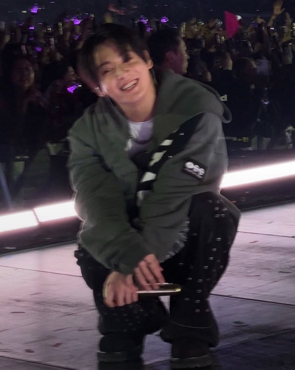 servcuntmin's tweet photo. everytime jungkook hits this pose all i can see is baby jungkook. im sobbing. https://t.co/aX9YicQFsW