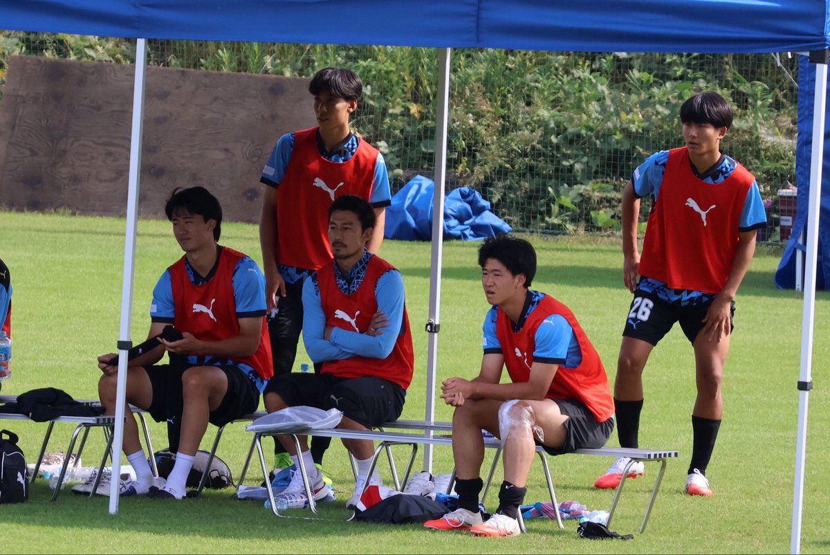 yo4kun_02's tweet photo. ベンチにとんでもない貫禄の若手混じってて草

#frontale 
#川崎フロンターレ https://t.co/WDrXJg75uR