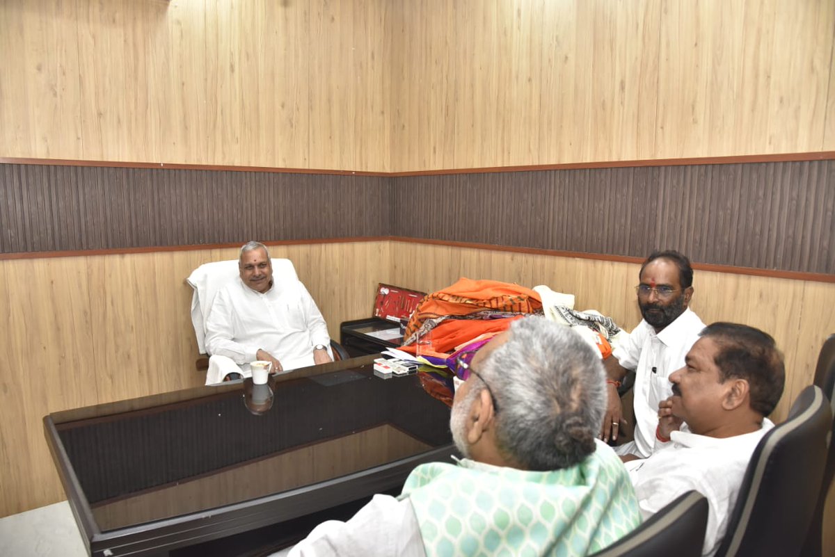 BJP4Bihar's tweet photo. पटना स्थित प्रदेश कार्यालय में माननीय राष्ट्रीय सह-संगठन महामंत्री श्री @saudansinghbjp जी ने कार्यकर्ताओं से आत्मीय मुलाकात कर उनका उत्साहवर्धन किया एवं संगठन से जुड़े विभिन्न विषयों पर चर्चा की। https://t.co/Bi9s6EPwkw