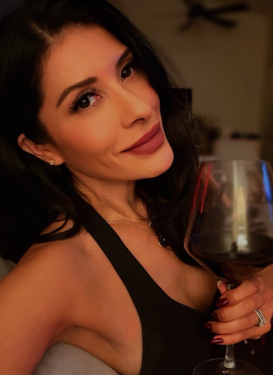 CryptoEmpressX's tweet photo. Cheers to surviving Friday 🍷

Wine in hand and sleep is next, good night LEGENDS
Red or white, what's in your glass tonight? 👇 https://t.co/d802qZGqv8
