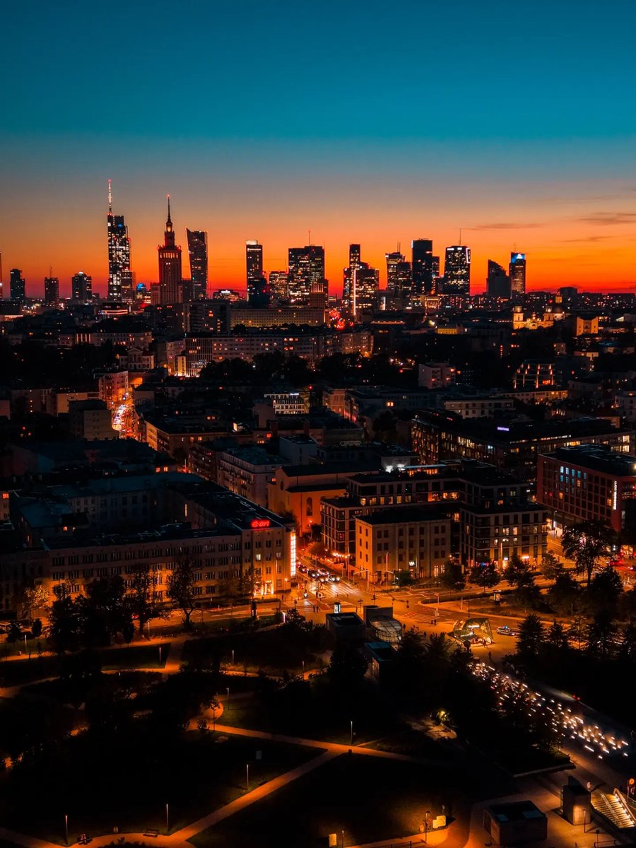 NatureRoot88's tweet photo. Night in Warsaw Poland 🇵🇱 https://t.co/69d4bGsxCC