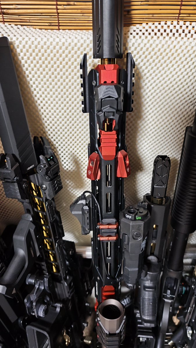 suzusiro_vsr_10's tweet photo. #サバゲー #Airsoft 
【STRIKE GRIDLOK】完成‼️
メタリックレッドの差し色、僅かに隙間から見え隠れする黄金のアウターバレル✨️
好きを詰め込んだ近未来銃が完成‼️

重量は4… まって。マガジンを抜いて… 3.96kg‼️
3キロちょいに抑えることが出来ました☺️👍🏻 https://t.co/moiofOAWx2