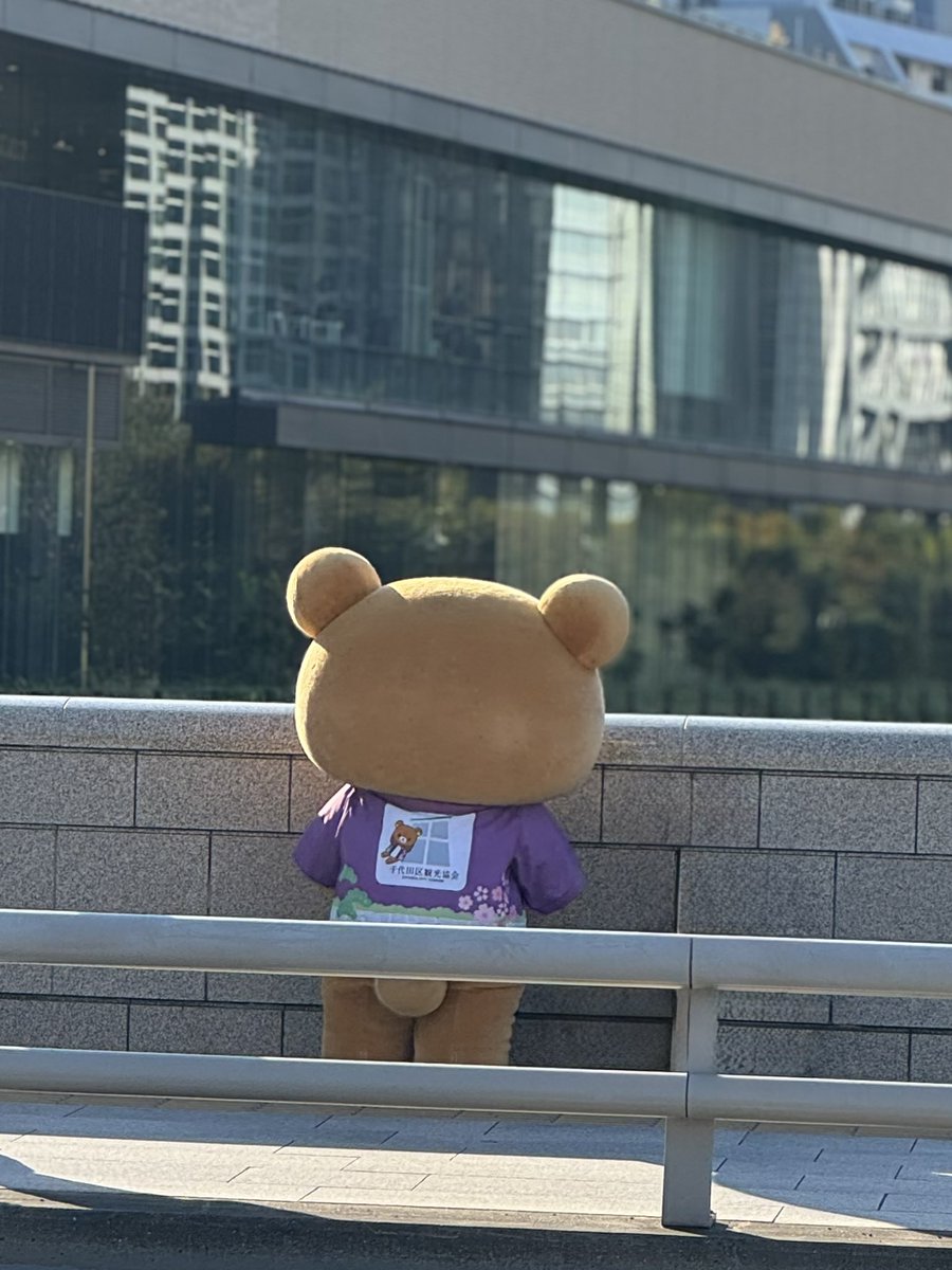 meruwan0115's tweet photo. 天気が良かったので電車を見に聖橋へ行ったら、リラックマが歩いてた🐻 https://t.co/8ciQ1Wwo9R