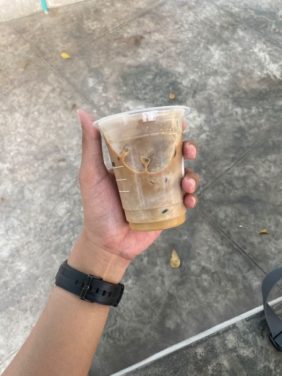 Bombay0v0's tweet photo. กาแฟแก้วละร้อย แต่พลังงานทำงานให้แค่ห้าบาท ง่วงเหมือนเดิม 😴 #กาแฟ #ทำงาน https://t.co/uBcHzlOuPC