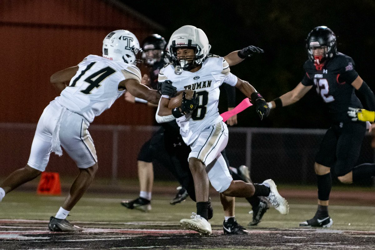 TomMoorePhilly's tweet photo. HS Football story (with videos, photos): @BTSDAthletics, Mitchell run to win over @HHFball: https://t.co/F86HER675s @TrumanTigerBTSD @HH_Athletics_ @HSTstudentsec @juscallmeja @HH_Schools @HSTBaseball @HH_BoysHoops @Trumanhoops @HSGameOn https://t.co/pId0m08nui