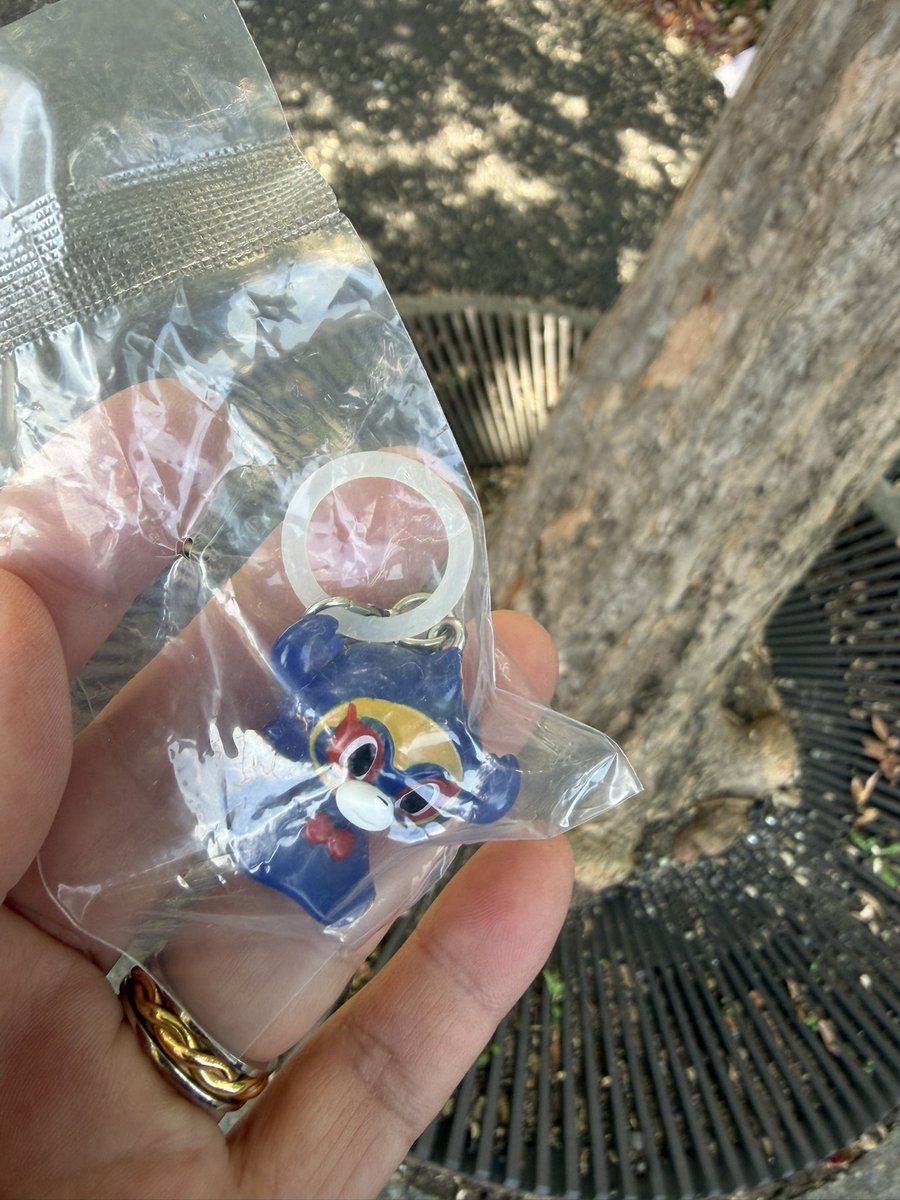 buntomo39's tweet photo. ガチャガチャの目印チャーム。FC東京サポさんの可愛らしい小学生くらいの女の子に受け取っていただけました😊

#東京ダービー https://t.co/sLpUSWgMKC