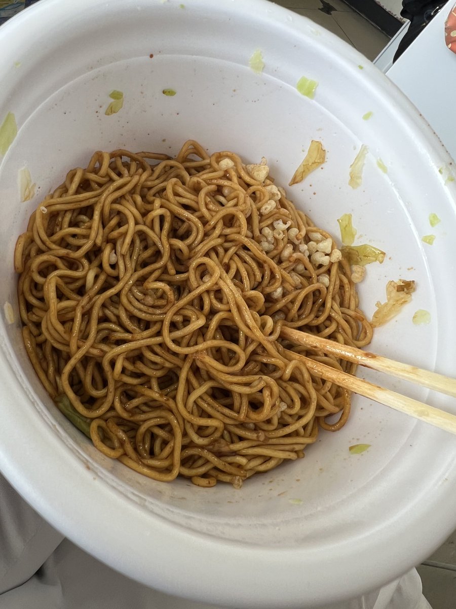 CollateralManbo's tweet photo. 焼きそばとチキンラーメンって食べたくなるけど一つは食べ切るの辛いよな　って話をしていたのにコレ。
二口で美味しいおいしくないじゃなくて
つらい　になって来た https://t.co/DHOjMSo7kS