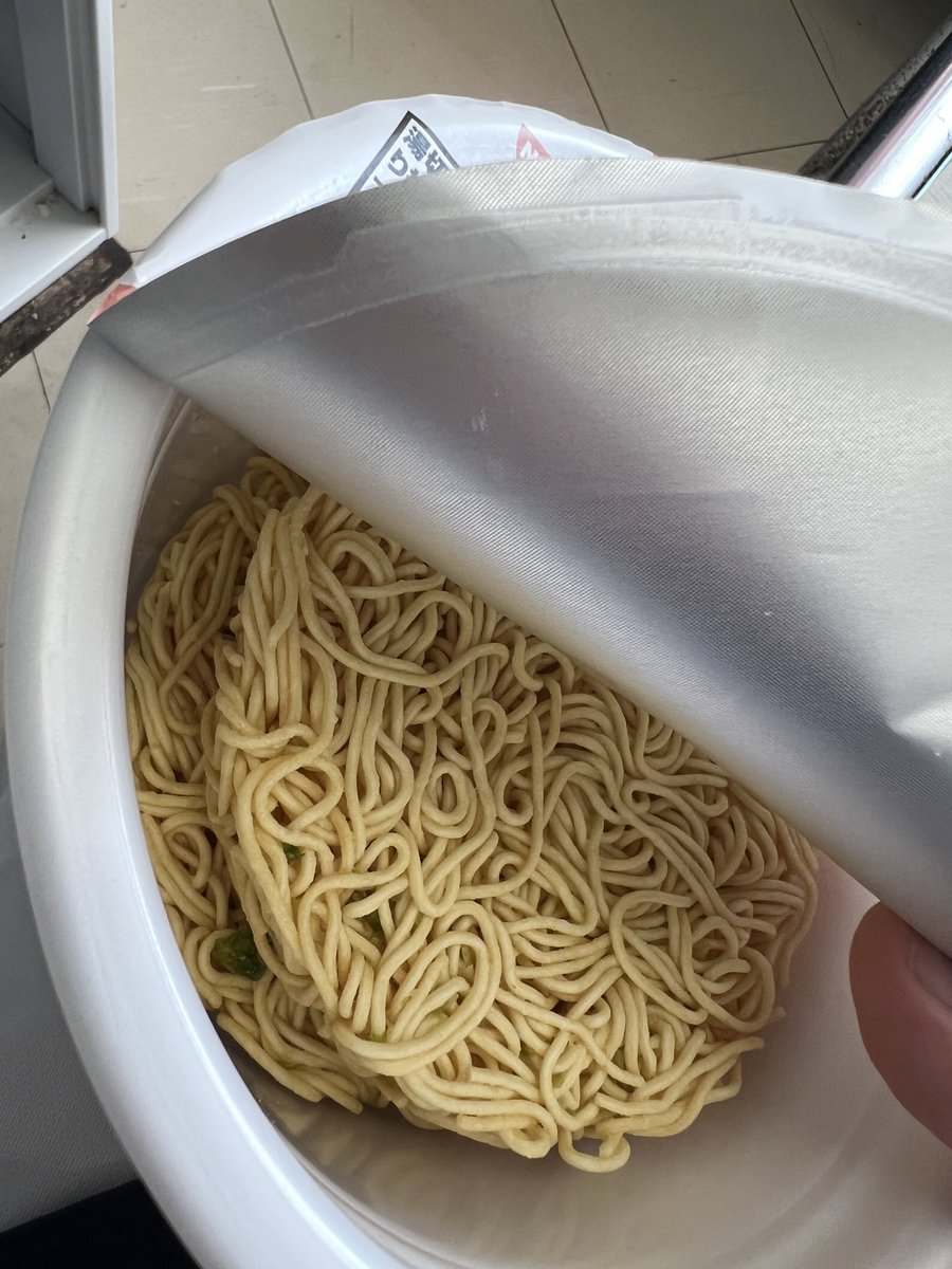 CollateralManbo's tweet photo. 焼きそばとチキンラーメンって食べたくなるけど一つは食べ切るの辛いよな　って話をしていたのにコレ。
二口で美味しいおいしくないじゃなくて
つらい　になって来た https://t.co/DHOjMSo7kS